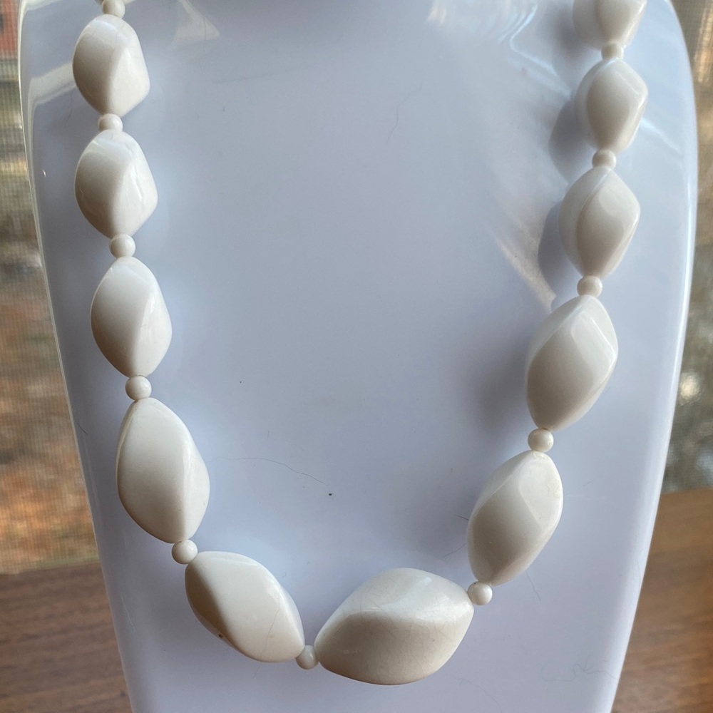 Vintage graduated size acrylic White Beaded Necklace